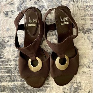 Impo Stretch Sandals Coffee/Bronze With a Power Mesh/Ornament In Center